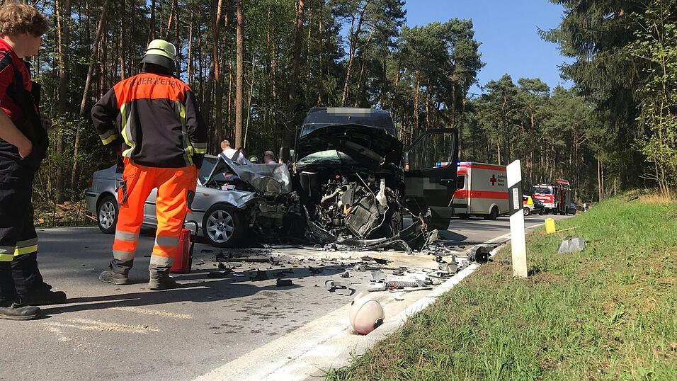 Die Fahrzeuge krachten wohl frontal ineinander.