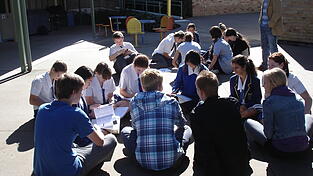 Die Landshuter fielen in der australischen Schule durch ihre normale Kleidung auf. Dort sind Schuluniformen Pflicht. Die Landshuter fielen in der australischen Schule durch ihre normale Kleidung auf. Dort sind Schuluniformen Pflicht.