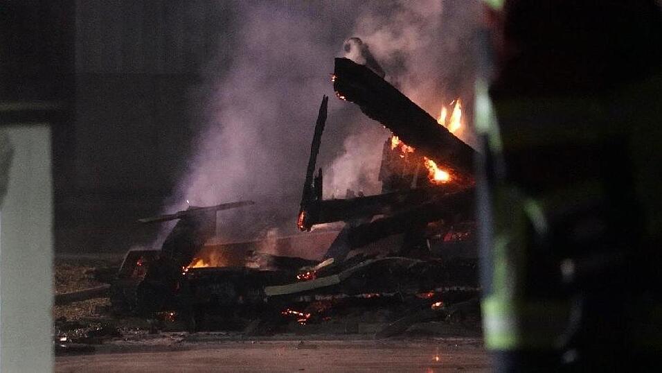 In Frontenhausen sind im Januar zwei Scheunen komplett abgebrannt. Die Feuerwehr war mit einem Großaufgebot im Einsatz.