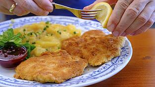 Seit 1. Januar gilt der reduzierte Mehrwertsteuersatz von sieben Prozent auf Speisen in der Gastronomie. Aber wird das Schnitzel im Wirtshaus dadurch g&uuml;nstiger?
