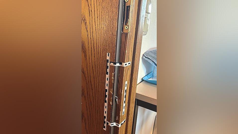 An mehreren T&uuml;ren sind Besch&auml;digungen zu sehen.