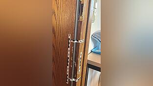 An mehreren T&uuml;ren sind Besch&auml;digungen zu sehen.