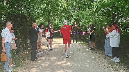 Johannes beim Zieleinlauf in Mariaort - nach vier Tagen und 100 Kilometern. Johannes beim Zieleinlauf in Mariaort - nach vier Tagen und 100 Kilometern.