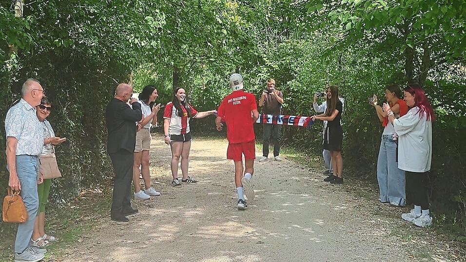 Johannes beim Zieleinlauf in Mariaort - nach vier Tagen und 100 Kilometern. Johannes beim Zieleinlauf in Mariaort - nach vier Tagen und 100 Kilometern.