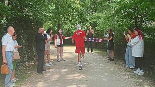 Johannes beim Zieleinlauf in Mariaort - nach vier Tagen und 100 Kilometern. Johannes beim Zieleinlauf in Mariaort - nach vier Tagen und 100 Kilometern.