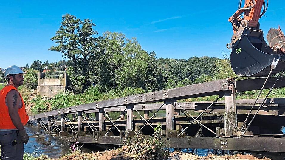 Bagger zogen am Freitagnachmittag die zerbrochene Brücke aus dem Regen. Bagger zogen am Freitagnachmittag die zerbrochene Brücke aus dem Regen.