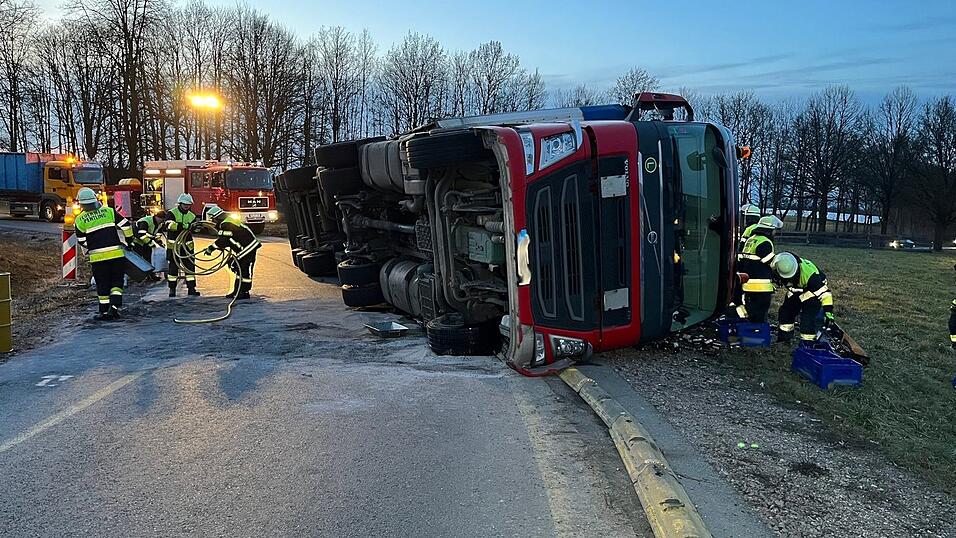 Bei einem Unfall nahe des Regensburger Autobahnkreuzes verlor ein Lastwagen Leergut.