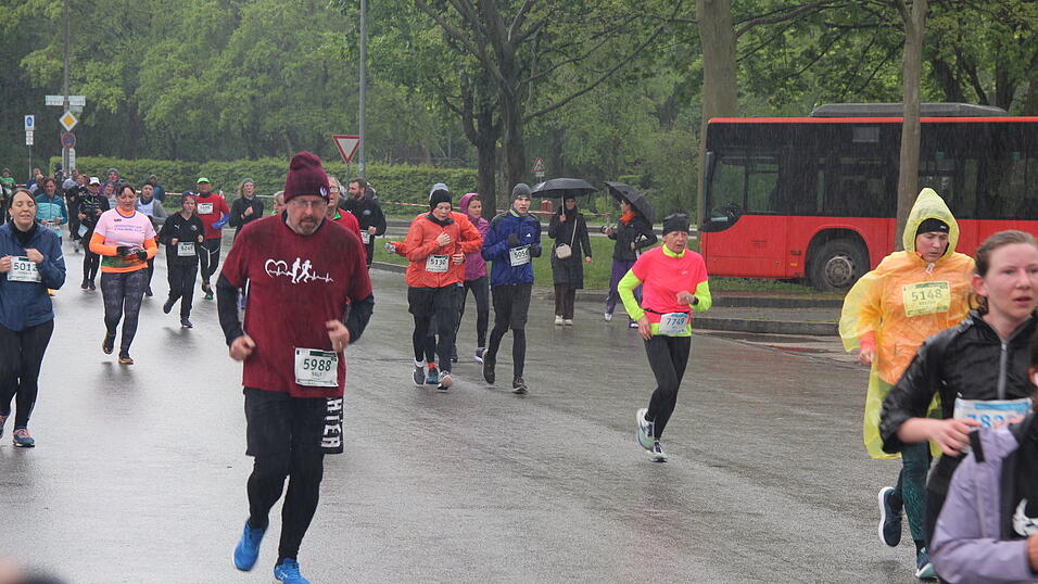 Auch die großen Herzogstadtläufer ließen sich wie schon die Kleinen am Samstag durch das nasskalte Aprilwetter den Spaß am Sport unter freiem Himmel nicht verderben.