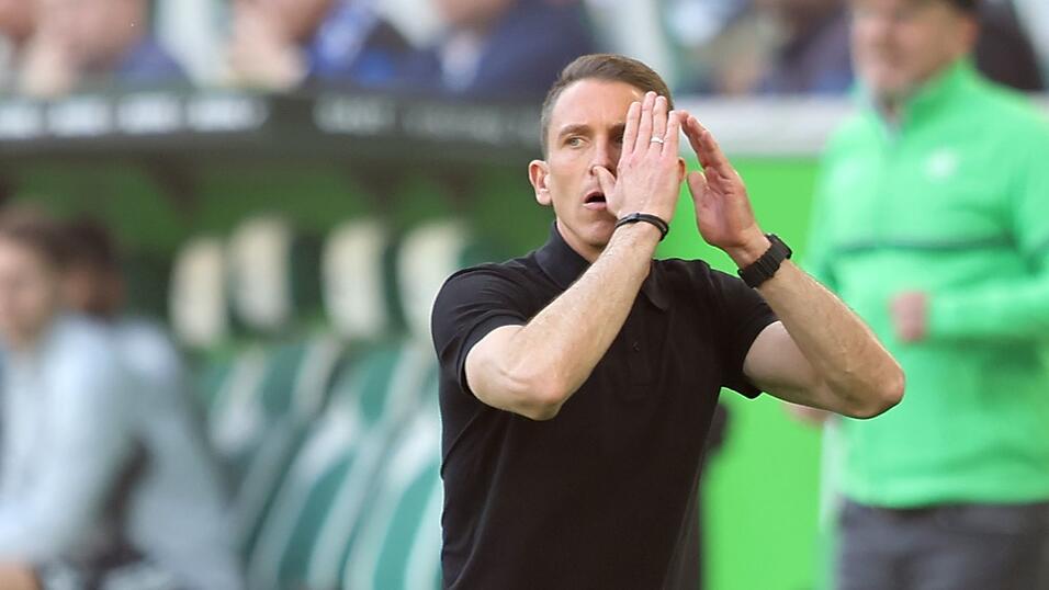 Wolfsburgs Trainer Daniel Bauer muss um seinen Job bangen.