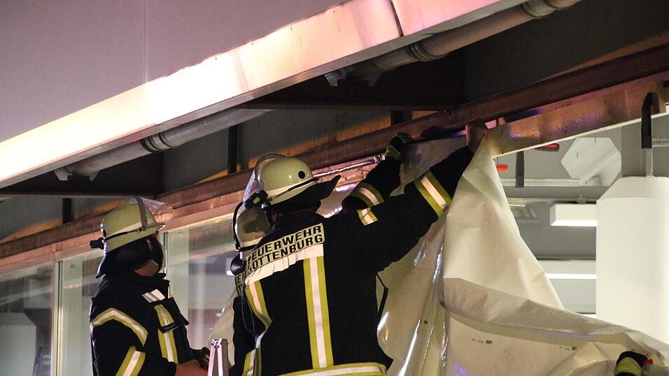 Ein Autofahrer ist in Rottenburg in den Verkaufsraum eines Autohauses gefahren.