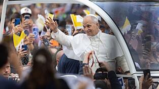 Papst Leo XIV. wird in Frankreich wie ein Popstar gefeiert. Hunderttausende Menschen jubeln ihm zu. Papst Leo XIV. wird in Frankreich wie ein Popstar gefeiert. Hunderttausende Menschen jubeln ihm zu.