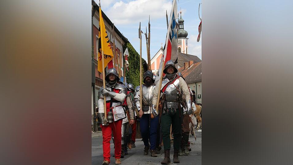 Die schönsten Augenblicke des historischen Drachenstich-Festzuges 2016. Die schönsten Augenblicke des historischen Drachenstich-Festzuges 2016.