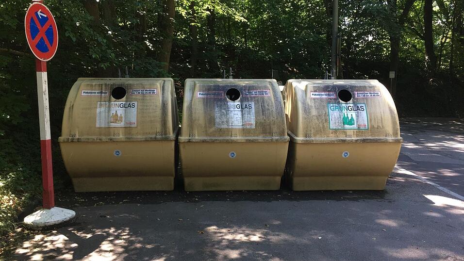 Die Stadt setzt dem Entsorger der Glascontainer eine Frist bis Samstag, um die Container bedarfsgerecht zu leeren. Die Stadt setzt dem Entsorger der Glascontainer eine Frist bis Samstag, um die Container bedarfsgerecht zu leeren.
