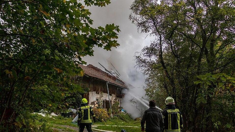 Feuerwehreinsatz am frühen Donnerstagmorgen in der Nähe von Schaufling im Landkreis Deggendorf. Dort brannte ein Wohnhaus. Feuerwehreinsatz am frühen Donnerstagmorgen in der Nähe von Schaufling im Landkreis Deggendorf. Dort brannte ein Wohnhaus.
