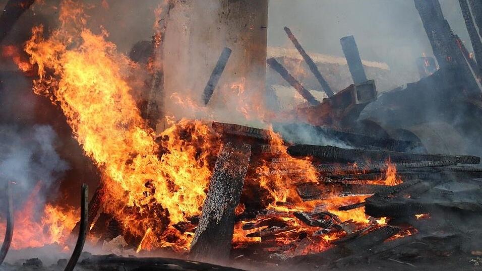 In Breitenberg ist am Dienstagabend ein Brand in einem Sägewerk ausgebrochen. In Breitenberg ist am Dienstagabend ein Brand in einem Sägewerk ausgebrochen.