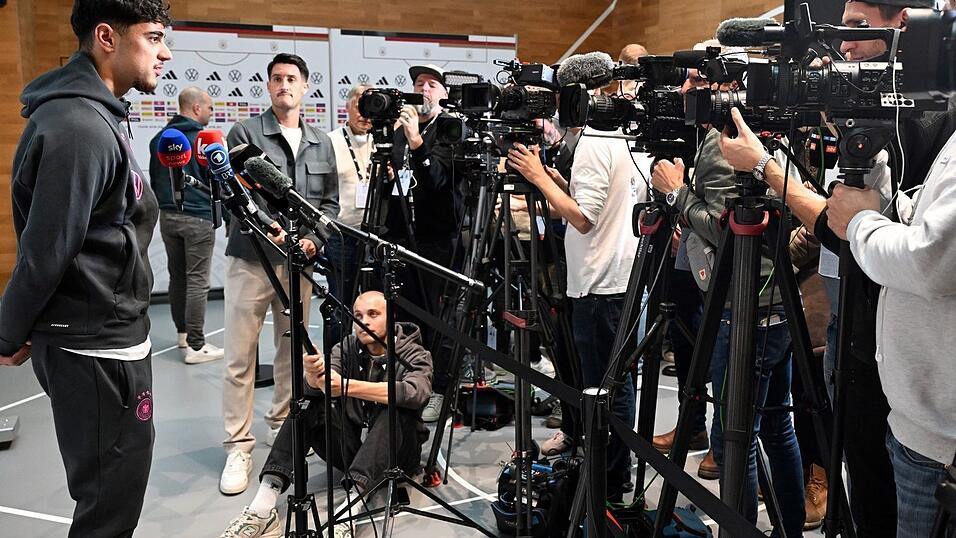 Bayern-Profi Aleksandar Pavlovic beantwortet im DFB-Quartier Reporterfragen.