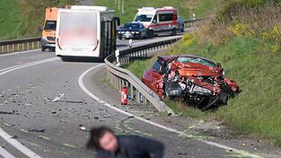 Bei dem Unfall starb eine Frau, weitere Menschen wurden leicht verletzt.