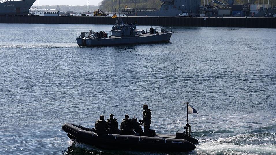 Minentaucher der Bundeswehr in einem Schlachboot. Minentaucher der Bundeswehr in einem Schlachboot.