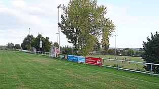 Der TSV Haarbach möchte die Konstruktion, mit der die Bandenwerbung erneuert wird, erneuern. Weil die Fördervoraussetzungen nicht vorliegen, gibt es dafür aber keinen Zuschuss der Stadt Vilsbiburg. Auf den Höhenunterschied zwischen beiden Feldern hatte Veronika Ritt (FW) hingewiesen. Mit einer intakten Bande könne verhindert werden, dass der Spielfluss auf dem oben gelegenen Hauptspielfeld unnötig leide. Wenn der Ball auf dem Trainingsfeld unten lande, dauere es eine gewisse Zeit, bis er zum Weiterspielen oben wieder zur Verfügung stehe. Der TSV Haarbach möchte die Konstruktion, mit der die Bandenwerbung erneuert wird, erneuern. Weil die Fördervoraussetzungen nicht vorliegen, gibt es dafür aber keinen Zuschuss der Stadt Vilsbiburg. Auf den Höhenunterschied zwischen beiden Feldern hatte Veronika Ritt (FW) hingewiesen. Mit einer intakten Bande könne verhindert werden, dass der Spielfluss auf dem oben gelegenen Hauptspielfeld unnötig leide. Wenn der Ball auf dem Trainingsfeld unten lande, dauere es eine gewisse Zeit, bis er zum Weiterspielen oben wieder zur Verfügung stehe.