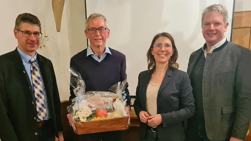 Peter Sigl (2. v. l.) wurde für 35-jährige Mitgliedschaft geehrt. Dazu gratulierten (v. l.) Sepp Fisch, Andrea Probst und Bezirksrat Franz Schreyer. Peter Sigl (2. v. l.) wurde für 35-jährige Mitgliedschaft geehrt. Dazu gratulierten (v. l.) Sepp Fisch, Andrea Probst und Bezirksrat Franz Schreyer.