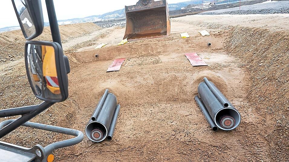 Bereits 2027 sollen durch den S&uuml;d-Ost-Link bis zu vier Gigawatt Strom transportiert werden. Mehr als eine Baustellener&ouml;ffnung bei Landshut ist bislang aber nicht realisiert worden. Das will Tennet in den kommenden Wochen &auml;ndern. Kritiker des Projekts haben weiter Zweifel an der Umsetzung.