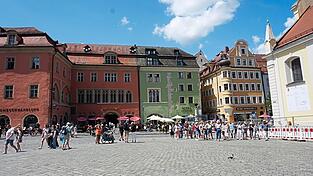 Ein Blick über den Platz vor dem Westportal des Doms. Hier sind oft Touristengruppen anzutreffen.