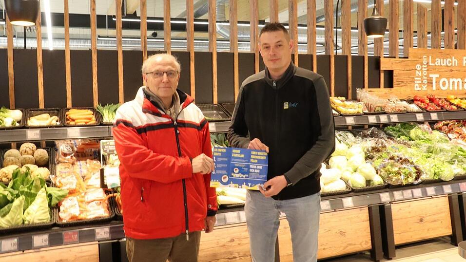 Marktleiter Stefan Kohl und TSV-Vorsitzender Ekkehard Hollschwandner stellten das Vereinsprojekt vor.