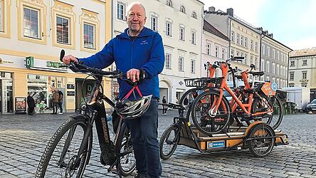 Gunther Spangenberg mit seinem Anh&auml;nger, auf dem er drei Leihr&auml;der zur&uuml;ck zum Bahnhof transportiert. Das st&auml;dtische Fahrradverleihsystem wird seit September von &bdquo;Donau Donkeys&ldquo; betrieben.