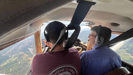 Bis zur tschechischen Grenze im Bayerischen Wald führte der Flug. In der Regel fliegt Pilot Nöller auf einer Höhe von 400 bis 700 Metern, um einen möglichsten flachen Blickwinkel zu ermöglichen. Bis zur tschechischen Grenze im Bayerischen Wald führte der Flug. In der Regel fliegt Pilot Nöller auf einer Höhe von 400 bis 700 Metern, um einen möglichsten flachen Blickwinkel zu ermöglichen.
