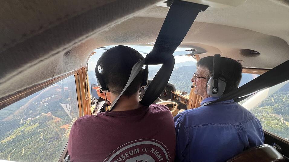 Bis zur tschechischen Grenze im Bayerischen Wald führte der Flug. In der Regel fliegt Pilot Nöller auf einer Höhe von 400 bis 700 Metern, um einen möglichsten flachen Blickwinkel zu ermöglichen. Bis zur tschechischen Grenze im Bayerischen Wald führte der Flug. In der Regel fliegt Pilot Nöller auf einer Höhe von 400 bis 700 Metern, um einen möglichsten flachen Blickwinkel zu ermöglichen.
