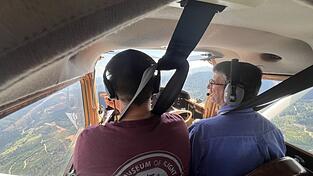 Bis zur tschechischen Grenze im Bayerischen Wald führte der Flug. In der Regel fliegt Pilot Nöller auf einer Höhe von 400 bis 700 Metern, um einen möglichsten flachen Blickwinkel zu ermöglichen. Bis zur tschechischen Grenze im Bayerischen Wald führte der Flug. In der Regel fliegt Pilot Nöller auf einer Höhe von 400 bis 700 Metern, um einen möglichsten flachen Blickwinkel zu ermöglichen.