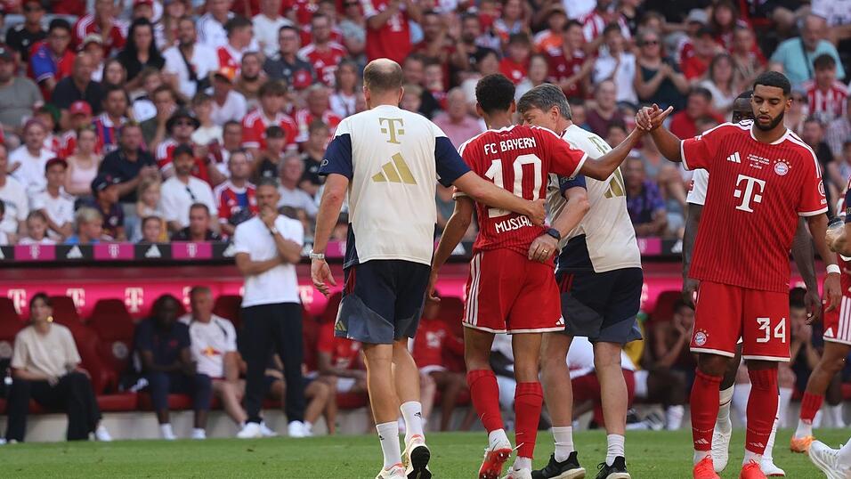 Bayern-Profi Jamal Musiala klatscht nach seiner Auswechslung im Test gegen Leipzig mit Neuzugang Ismael Saibari ab. Bayern-Profi Jamal Musiala klatscht nach seiner Auswechslung im Test gegen Leipzig mit Neuzugang Ismael Saibari ab.