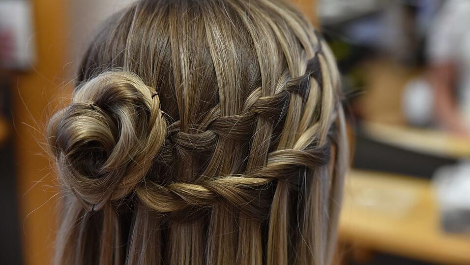 Diese Frisur lässt sich auch beliebig erweitern. Einfach die Strähnen, die man vorher fallen gelassen hat, zu einem weiteren 'Wasserfall' bis zum Dutt flechten. Diese Frisur lässt sich auch beliebig erweitern. Einfach die Strähnen, die man vorher fallen gelassen hat, zu einem weiteren 'Wasserfall' bis zum Dutt flechten.