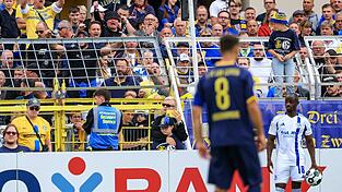 Christopher Antwi-Adjei (r, FC Schalke 04) steht bei einem Einwurf. Der Spieler gab nach dem Spiel an, dabei rassistisch beleidigt worden zu sein.