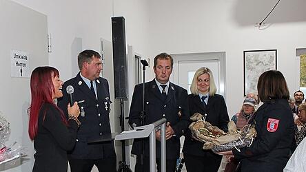 Bürgermeisterin Heike Fries ehrte den Bauleiter Roland Handl (links) und die Mitglieder des Bauausschusses.