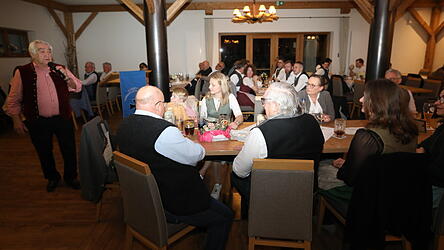 Der Humorist Hausinger Karl unterhielt das Publikum bestens.