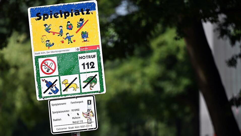 So sehen viele K&ouml;lner Spielplatz-Schilder bislang aus - sie sollen erneuert werden. (Archiv)