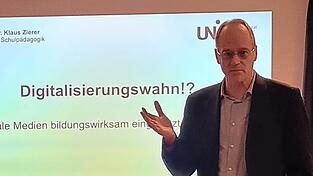 Professor Klaus Zierer würde den Tabletwahn stoppen und auf vernünftige Bahnen lenken.