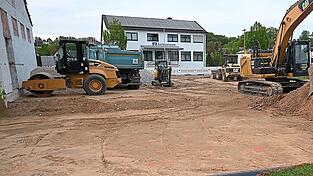 Der Nebentrakt des Aiglsbacher Feuerwehrhauses ist abgerissen und das Gel&auml;nde vorbereitet. Der Neubau kann nun beginnen.