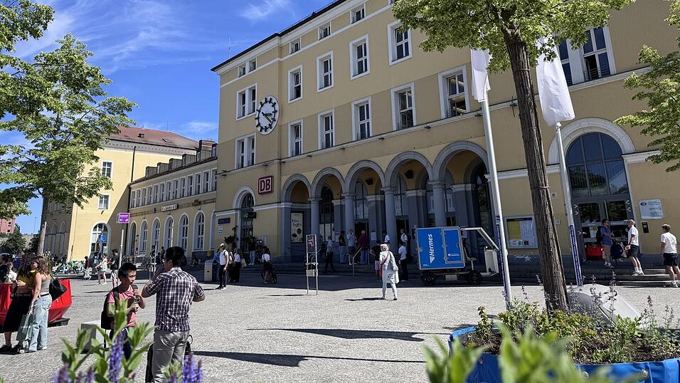 An diesem Wochenende gilt am Hauptbahnhof Regensburg ein strenges Mitführverbot für gefährliche Gegenstände. An diesem Wochenende gilt am Hauptbahnhof Regensburg ein strenges Mitführverbot für gefährliche Gegenstände.
