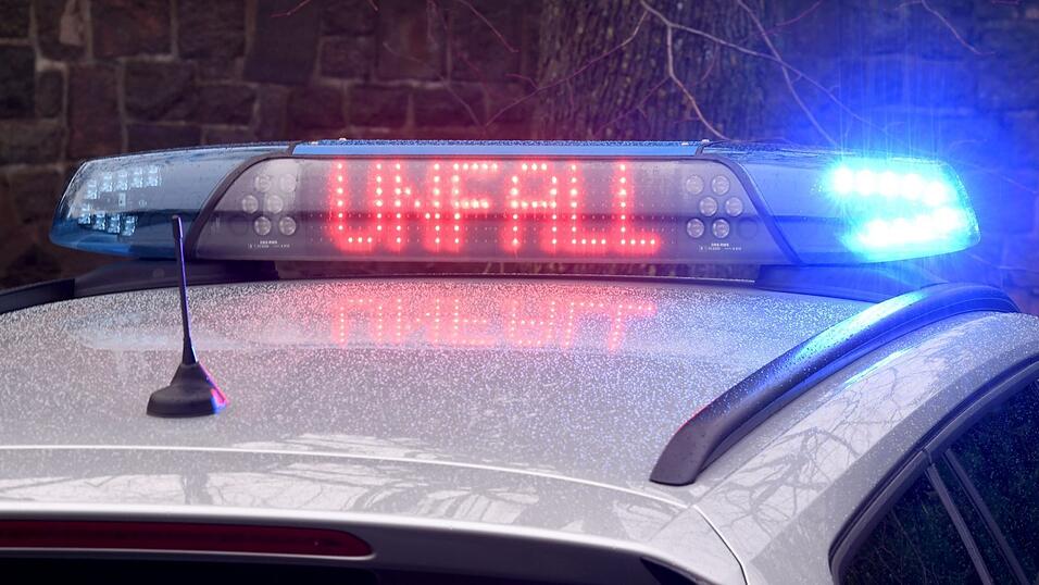 Ein E-Biker hat sich bei einem Sturz im Gemeindegebiet Rudelzhausen schwer verletzt.