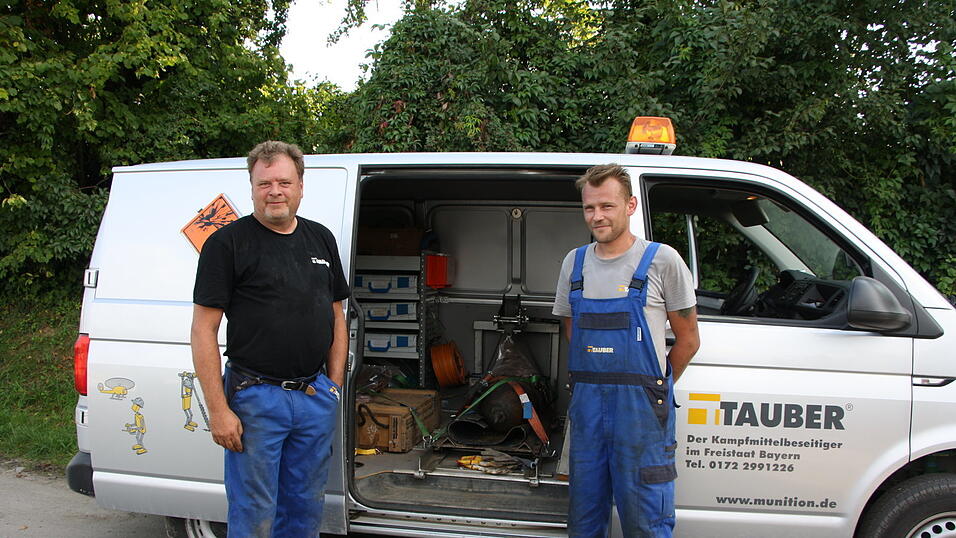 Sprengmeister Christian Scheibinger (r.) und sein Gehilfe Thomas Kohues mit der entsch&auml;rften Bombe.