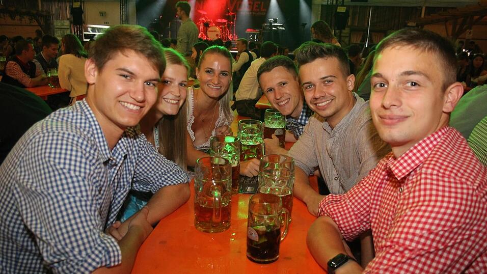 Auch am Samstagabend strömten viele Landshuter zur Dult. Auch am Samstagabend strömten viele Landshuter zur Dult.