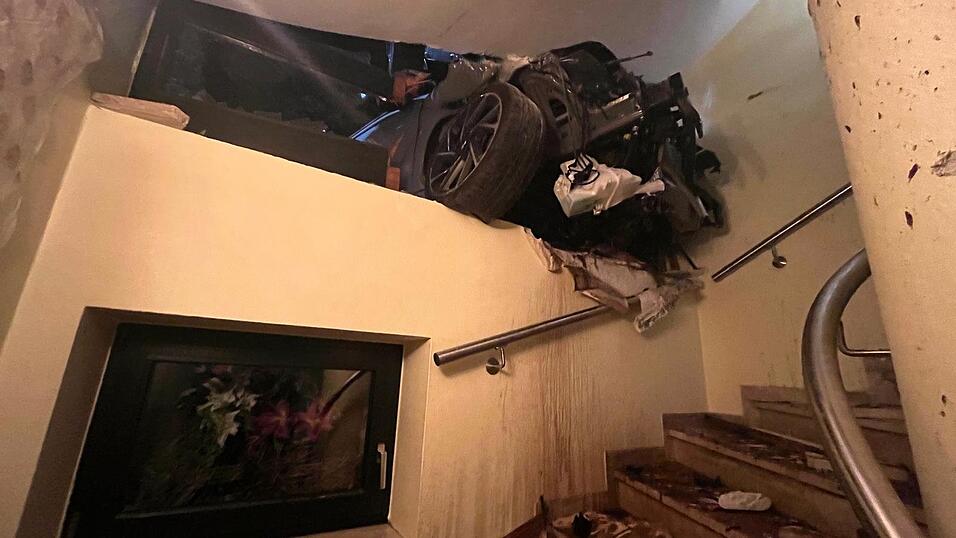 Der Fahrer wurde bei dem Unfall verletzt. Der Fahrer wurde bei dem Unfall verletzt.