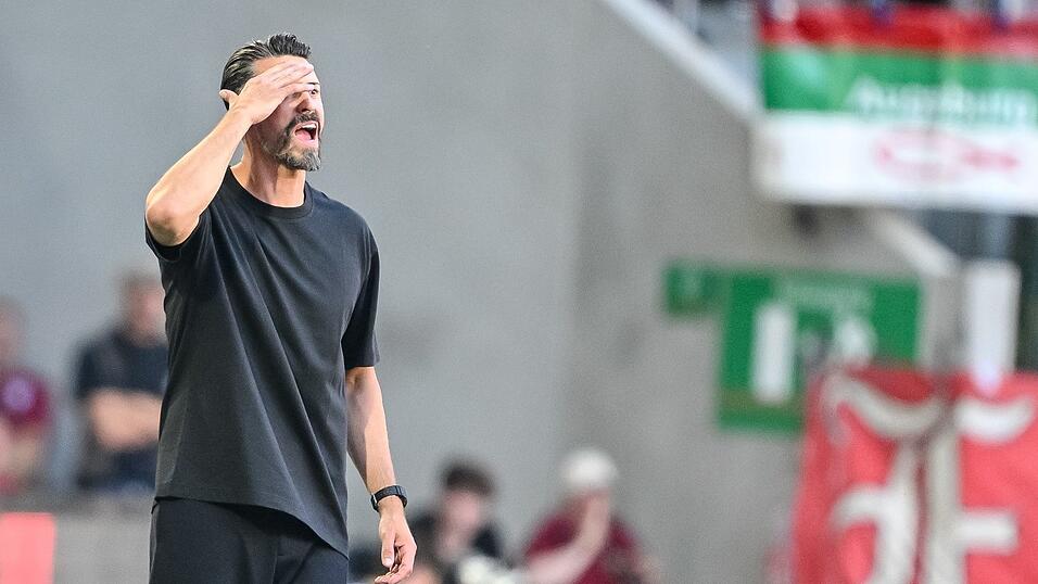 Augsburg-Trainer Sandro Wagner ist sehr unzufrieden mit der ersten Halbzeit.