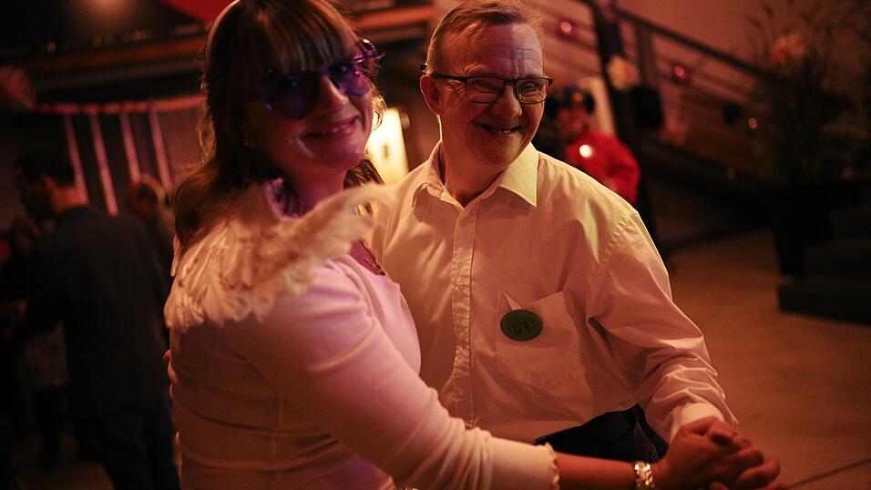 Vier Liebesengel (links) begleiten die Gäste durch den Abend. Nehmen Ängste, verkuppeln, brechen das Eis - und sorgen dafür, dass die Gäste sich wohlfühlen. Vier Liebesengel (links) begleiten die Gäste durch den Abend. Nehmen Ängste, verkuppeln, brechen das Eis - und sorgen dafür, dass die Gäste sich wohlfühlen.