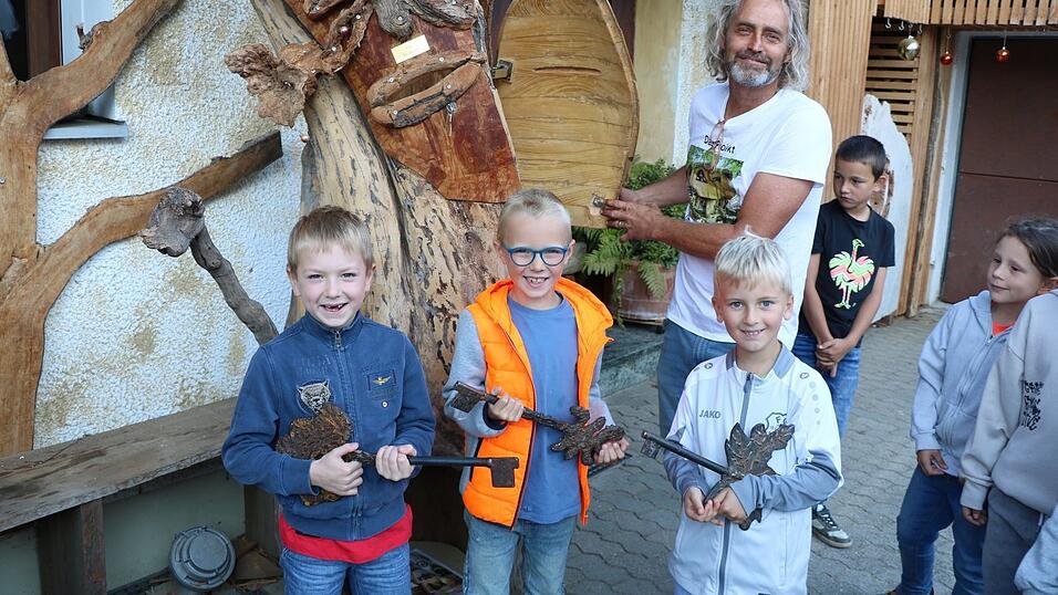 Während Alois Riederer der Schlüsselmeister für den Briefkasten ist, haben sich die Kinder die Schlüssel fürs Hobbithaus geschnappt. Während Alois Riederer der Schlüsselmeister für den Briefkasten ist, haben sich die Kinder die Schlüssel fürs Hobbithaus geschnappt.