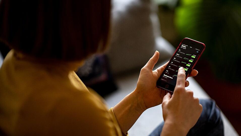 Auch die finanziellen Entscheidungen junger Menschen werden durch soziale Medien stärker beeinflusst als bei älteren Generationen. (Symbolbild) Auch die finanziellen Entscheidungen junger Menschen werden durch soziale Medien stärker beeinflusst als bei älteren Generationen. (Symbolbild)