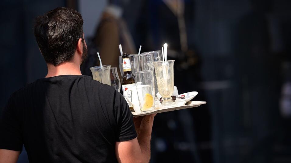 Kellner im Restaurant: Die Preise f&uuml;r Dienstleistungen ziehen an.