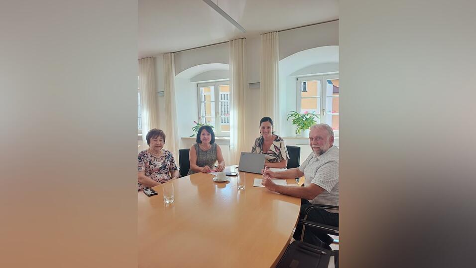 Renate Str&auml;hle, Ulrike Simon, B&uuml;rgermeisterin Karoline Fritz-Ertlmaier, Rudi Mois (v.l.).